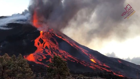 Nuevos desbordamientos de lava tras partirse el cono del volcán Nuevos desbordamientos de lava tras partirse el cono del volcán