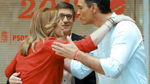 Los candidatos del PSOE se saludan a su llegada al debate. /EFE Los candidatos del PSOE se saludan a su llegada al debate. /EFE
