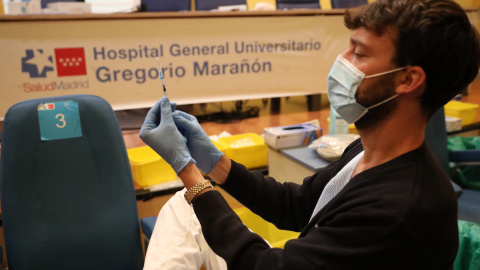 Un sanitario prepara una vacuna contra el coronavirus, en el dispositivo puesto en marcha en las instalaciones del Hospital General Universitario Gregorio Marañón, a 20 de agosto de 2021, en Madrid. Un sanitario prepara una vacuna contra el coronavirus, en el dispositivo puesto en marcha en las instalaciones del Hospital General Universitario Gregorio Marañón, a 20 de agosto de 2021, en Madrid.