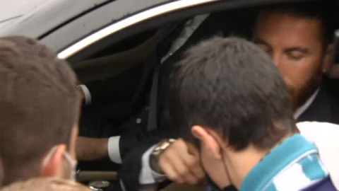 Sergio Ramos aclamado por decenas de aficionados al abandonar Valdebebas Sergio Ramos aclamado por decenas de aficionados al abandonar Valdebebas