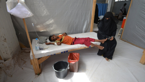 Una mujer se sienta junto a su hijo enfermo de cólera en un hospital de la ciudad de Hodeidah, Yemen.- REUTERS / Abduljabbar Zeyad Una mujer se sienta junto a su hijo enfermo de cólera en un hospital de la ciudad de Hodeidah, Yemen.- REUTERS / Abduljabbar Zeyad
