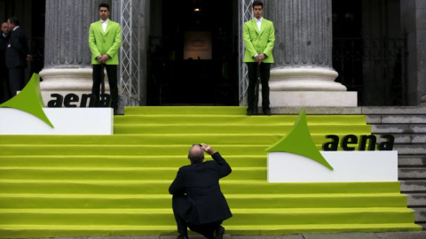 El edificio de la Bolsa de Madrid, decorado el primer día de cotización de Aena en el mercado, en febrero de 2015. REUTERS El edificio de la Bolsa de Madrid, decorado el primer día de cotización de Aena en el mercado, en febrero de 2015. REUTERS