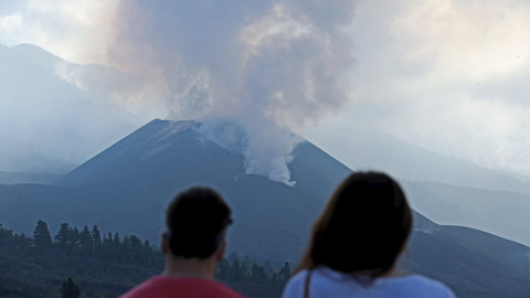 Una pareja observa el volcán y la nube de gases este jueves desde el mirador de Tajuya.