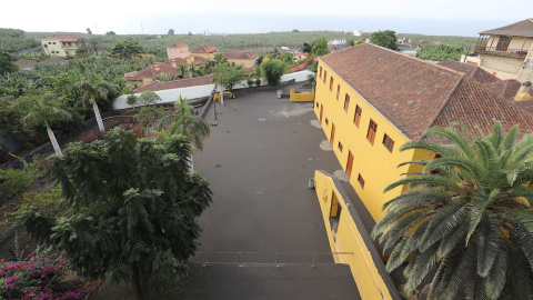 La casa Massieu de Tazacorte, centro de actividades culturales de la zona, cerrada y cubierta de ceniza del volcán.