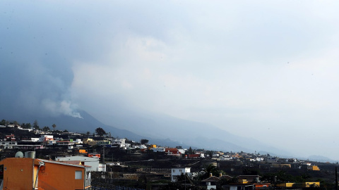 Una gran nube de gases sobre el cono y parte de la colada del volcán.
