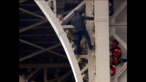 Cierran la Torre Eiffel por la presencia de un hombre escalando el monumento Cierran la Torre Eiffel por la presencia de un hombre escalando el monumento