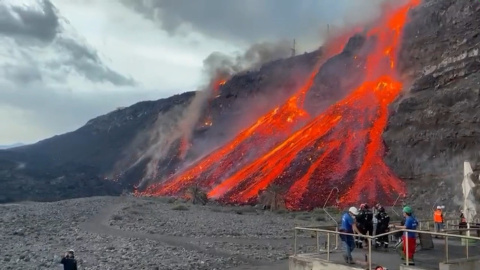 La lava alcanza la playa de los Guirres y une los frentes de dos coladas La lava alcanza la playa de los Guirres y une los frentes de dos coladas