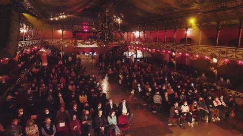 Imatge de la Sala la Paloma on Cuixart ha presentat el llibre, plena de gom a gom. Imatge de la Sala la Paloma on Cuixart ha presentat el llibre, plena de gom a gom.