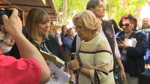 Manuela Carmena visita la Feria del Libro de Vallecas Manuela Carmena visita la Feria del Libro de Vallecas