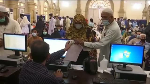 El gobierno pakistaní prohíbe viajar a los no vacunados El gobierno pakistaní prohíbe viajar a los no vacunados