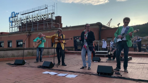 Los Manolos homenajean a los sanitarios por Sant Jordi Los Manolos homenajean a los sanitarios por Sant Jordi
