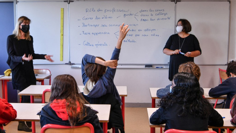 Los profesores de la escuela secundaria Les Battieres imparten clases a los alumnos en Lyon, centro este de Francia, el 15 de octubre de 2021. Los profesores de la escuela secundaria Les Battieres imparten clases a los alumnos en Lyon, centro este de Francia, el 15 de octubre de 2021.
