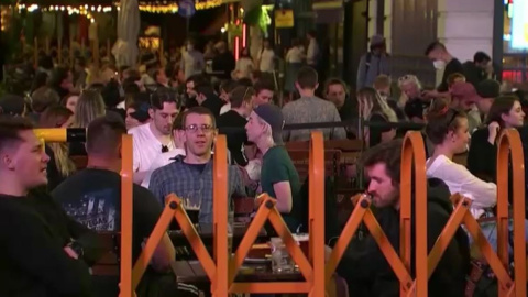 Reino Unido levanta las restricciones en plena ola de contagios Reino Unido levanta las restricciones en plena ola de contagios