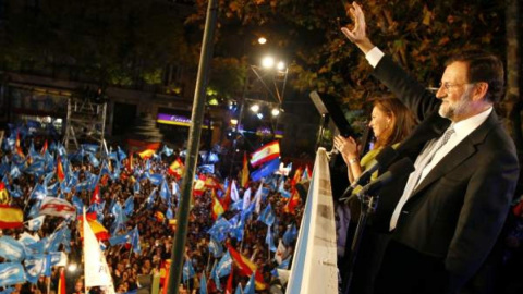 El expresidente del Gobierno, Mariano Rajoy, saluda a los simpatizantes del PP desde el balcón de Génova tras lograr la victoria electoral el 20 de noviembre de 2011. El expresidente del Gobierno, Mariano Rajoy, saluda a los simpatizantes del PP desde el balcón de Génova tras lograr la victoria electoral el 20 de noviembre de 2011.