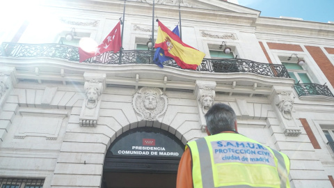 Ayuso guarda un minuto de silencio en la sede del Gobierno regional Ayuso guarda un minuto de silencio en la sede del Gobierno regional
