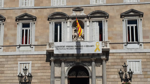 Torra vuelve a colgar el lazo amarillo en la Generalitat Torra vuelve a colgar el lazo amarillo en la Generalitat