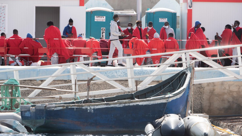 Foto de archivo. Varios migrantes descansan a su llegada al puerto de Gran Tarajal (Fuerteventura). Foto de archivo. Varios migrantes descansan a su llegada al puerto de Gran Tarajal (Fuerteventura).
