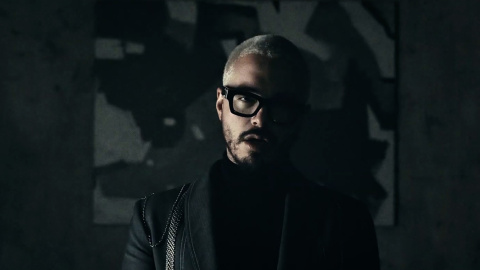 J Balvin presenta en 'Gris' una relación tóxica J Balvin presenta en 'Gris' una relación tóxica