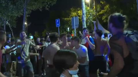 Continúan las fiestas descontroladas en muchos puntos de España Continúan las fiestas descontroladas en muchos puntos de España