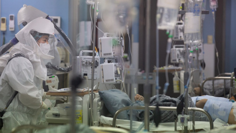 Personal sanitario atiende a pacientes hospitalizados por covid en un hospital de Pyeongtaek, en Corea del Sur. Personal sanitario atiende a pacientes hospitalizados por covid en un hospital de Pyeongtaek, en Corea del Sur.