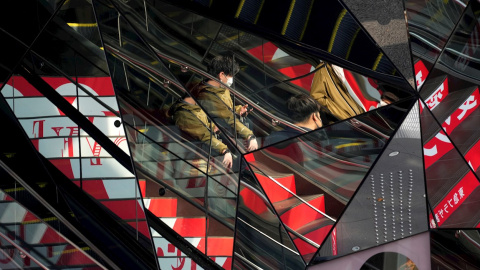 Viandantes con mascarillas pasean por el distrito comercial Omotesando en Tokio. Viandantes con mascarillas pasean por el distrito comercial Omotesando en Tokio.