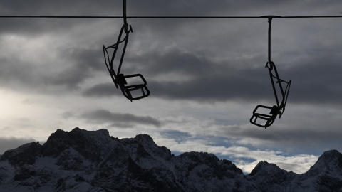 Imagen de archivo de un telesilla vacío en la montaña. Imagen de archivo de un telesilla vacío en la montaña.