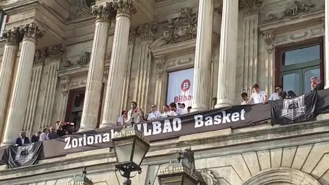 Ayuntamiento y afición recibe al Bilbao Basket por su ascenso Ayuntamiento y afición recibe al Bilbao Basket por su ascenso