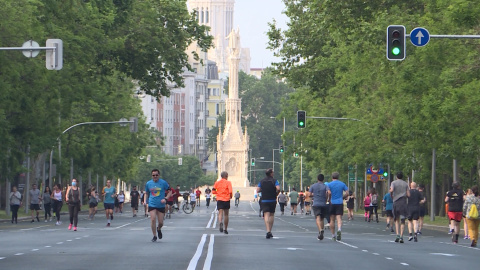 Madrileños pasean y hacen deporte tramos peatonalizados Madrileños pasean y hacen deporte tramos peatonalizados