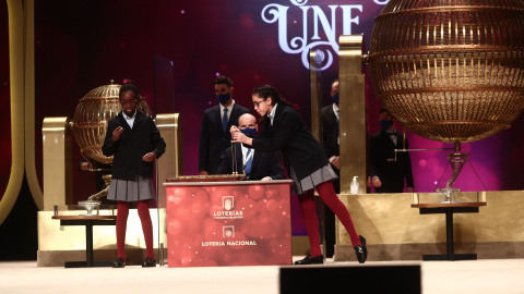 Dos de las niñas de la residencia de San Ildefonso cantan dos de los quintos premios de la Lotería de Navidad, el `86.986´ y el `37.023´ durante la celebración del Sorteo Extraordinario de la Lotería de Navidad 2020 en el Teatro Real de Mad Dos de las niñas de la residencia de San Ildefonso cantan dos de los quintos premios de la Lotería de Navidad, el `86.986´ y el `37.023´ durante la celebración del Sorteo Extraordinario de la Lotería de Navidad 2020 en el Teatro Real de Mad