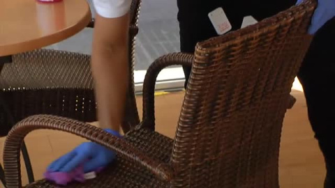 "Hasta caliente está buena la cerveza en un bar" "Hasta caliente está buena la cerveza en un bar"