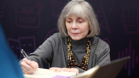 La autora Anne Rice firma libros durante el PopFest de Entertainment Weekly en octubre de 2016 en Los Ángeles. La autora Anne Rice firma libros durante el PopFest de Entertainment Weekly en octubre de 2016 en Los Ángeles.