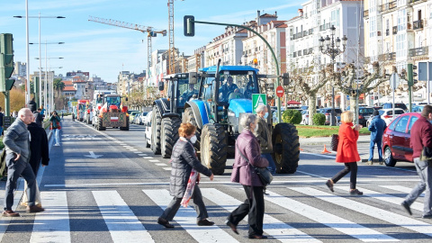 Varios tractores circulan por una carretera como parte de una manifestación de profesionales de la ganadería, a 12 de diciembre de 2021, en Santander, Cantabria (España). Varios tractores circulan por una carretera como parte de una manifestación de profesionales de la ganadería, a 12 de diciembre de 2021, en Santander, Cantabria (España).