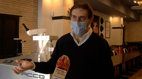 Servir cervezas con un robot para evitar contagios en los bares Servir cervezas con un robot para evitar contagios en los bares