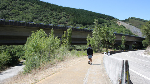 Cuatro caminos: la N-VI original (izquierda) y la N-VI remozada (derecha), a las márgenes del Camino de Santiago y bajo la nueva A6. Cuatro caminos: la N-VI original (izquierda) y la N-VI remozada (derecha), a las márgenes del Camino de Santiago y bajo la nueva A6.