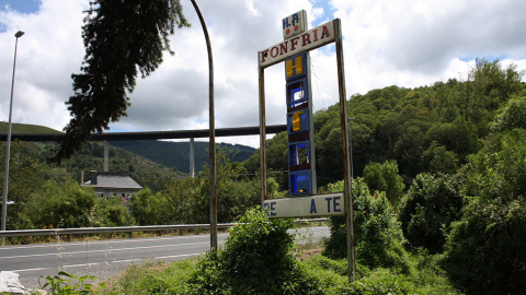 Cartel del hotel Fonfría, en As Nogais, con un viaducto de la A6 al fondo. Cartel del hotel Fonfría, en As Nogais, con un viaducto de la A6 al fondo.