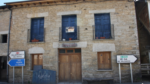 Cervecería cerrada en Ambasmestas con indicadores de la carretera y de la autovía. Cervecería cerrada en Ambasmestas con indicadores de la carretera y de la autovía.
