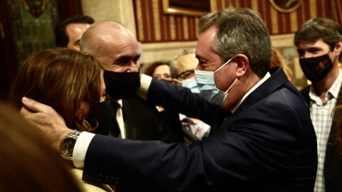 El Alcalde de Sevilla, Juan Espadas, (d) abraza a Antonio Muñoz (c), futuro Alcalde de Sevilla durante el anuncio de su cese como Alcalde tras las fiestas navideñas, a 14 de diciembre en Sevilla (Andalucía, España) El Alcalde de Sevilla, Juan Espadas, (d) abraza a Antonio Muñoz (c), futuro Alcalde de Sevilla durante el anuncio de su cese como Alcalde tras las fiestas navideñas, a 14 de diciembre en Sevilla (Andalucía, España)