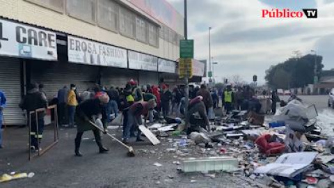 La población de Johannesburgo limpia las calles tras los saqueos La población de Johannesburgo limpia las calles tras los saqueos