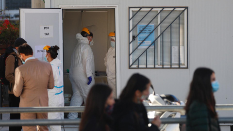 Varias personas hacen cola para realizarse una PCR en el Cap Villa Olímpica de Barcelona este lunes 20 de diciembre de 2021. Varias personas hacen cola para realizarse una PCR en el Cap Villa Olímpica de Barcelona este lunes 20 de diciembre de 2021.
