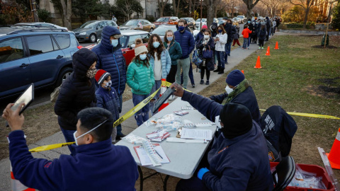 Ciudadanos hacen una gran cola para hacerse test de diagnóstico covid-19 de cara a la Navidad en Washington. Ciudadanos hacen una gran cola para hacerse test de diagnóstico covid-19 de cara a la Navidad en Washington.