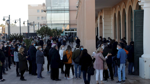Cientos de personas hacen cola en el punto de vacunación móvil contra la covid instalado en el hospital de la Malvarrosa de València. Cientos de personas hacen cola en el punto de vacunación móvil contra la covid instalado en el hospital de la Malvarrosa de València.