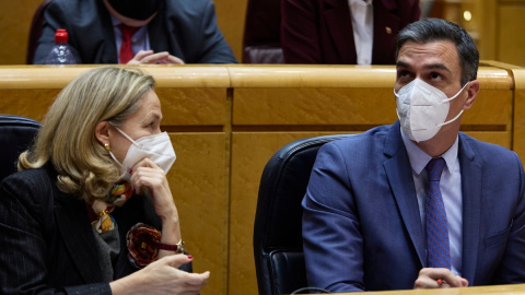La vicepresidenta primera del Gobierno y ministra de Asuntos Económicos y Transformación Digital, Nadia Calviño y el presidente del Gobierno, Pedro Sánchez, en una Sesión de Control en el Senado, a 21 de diciembre de 2021, en Madrid. La vicepresidenta primera del Gobierno y ministra de Asuntos Económicos y Transformación Digital, Nadia Calviño y el presidente del Gobierno, Pedro Sánchez, en una Sesión de Control en el Senado, a 21 de diciembre de 2021, en Madrid.