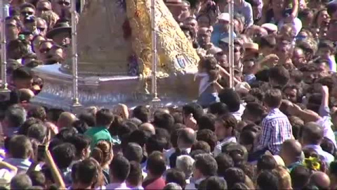 La Virgen del Rocío vuelve a su ermita La Virgen del Rocío vuelve a su ermita