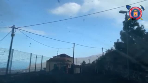 Los bomberos se tienen que retirar de Todoque por el aumento de las explosiones y la caída de cenizas Los bomberos se tienen que retirar de Todoque por el aumento de las explosiones y la caída de cenizas