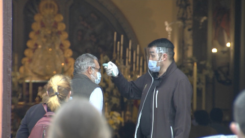 Colas con ritmo fluido para ver a la Virgen del Rocío (Huelva) Colas con ritmo fluido para ver a la Virgen del Rocío (Huelva)