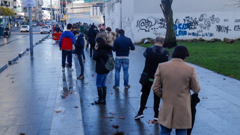 Varias personas hacen cola para hacerse PCR, en un punto móvil de PCR gratuitas en el Naútico de Vigo, a 23 de diciembre de 2021. Varias personas hacen cola para hacerse PCR, en un punto móvil de PCR gratuitas en el Naútico de Vigo, a 23 de diciembre de 2021.