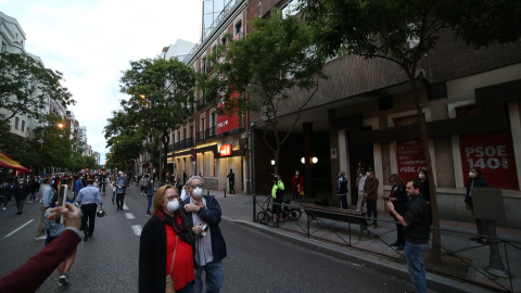 Unas 200 personas piden la "dimisión" de Sánchez en Ferraz Unas 200 personas piden la "dimisión" de Sánchez en Ferraz