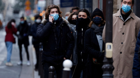 Varias personas hacen cola para las pruebas antes de Navidad, en medio de la propagación de la pandemia en París, Francia, el 23 de diciembre de 2021. Varias personas hacen cola para las pruebas antes de Navidad, en medio de la propagación de la pandemia en París, Francia, el 23 de diciembre de 2021.
