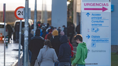 Varias personas esperan la cola para hacerse test Covid-19 en el Hospital Infanta Sofía, a 27 de diciembre de 2021, en San Sebastián de los Reyes, Madrid. Varias personas esperan la cola para hacerse test Covid-19 en el Hospital Infanta Sofía, a 27 de diciembre de 2021, en San Sebastián de los Reyes, Madrid.