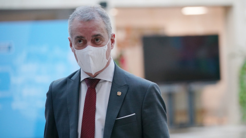 El lehendakari Iñigo Urkullu y la consejera de Salud del País Vasco, Gotzone Sagardui, a su llegada a la reunión del Comité Asesor del Plan de Protección Civil de Euskadi (LABI) para adoptar nuevas medidas por el avance de la Ómicron, a 27 El lehendakari Iñigo Urkullu y la consejera de Salud del País Vasco, Gotzone Sagardui, a su llegada a la reunión del Comité Asesor del Plan de Protección Civil de Euskadi (LABI) para adoptar nuevas medidas por el avance de la Ómicron, a 27